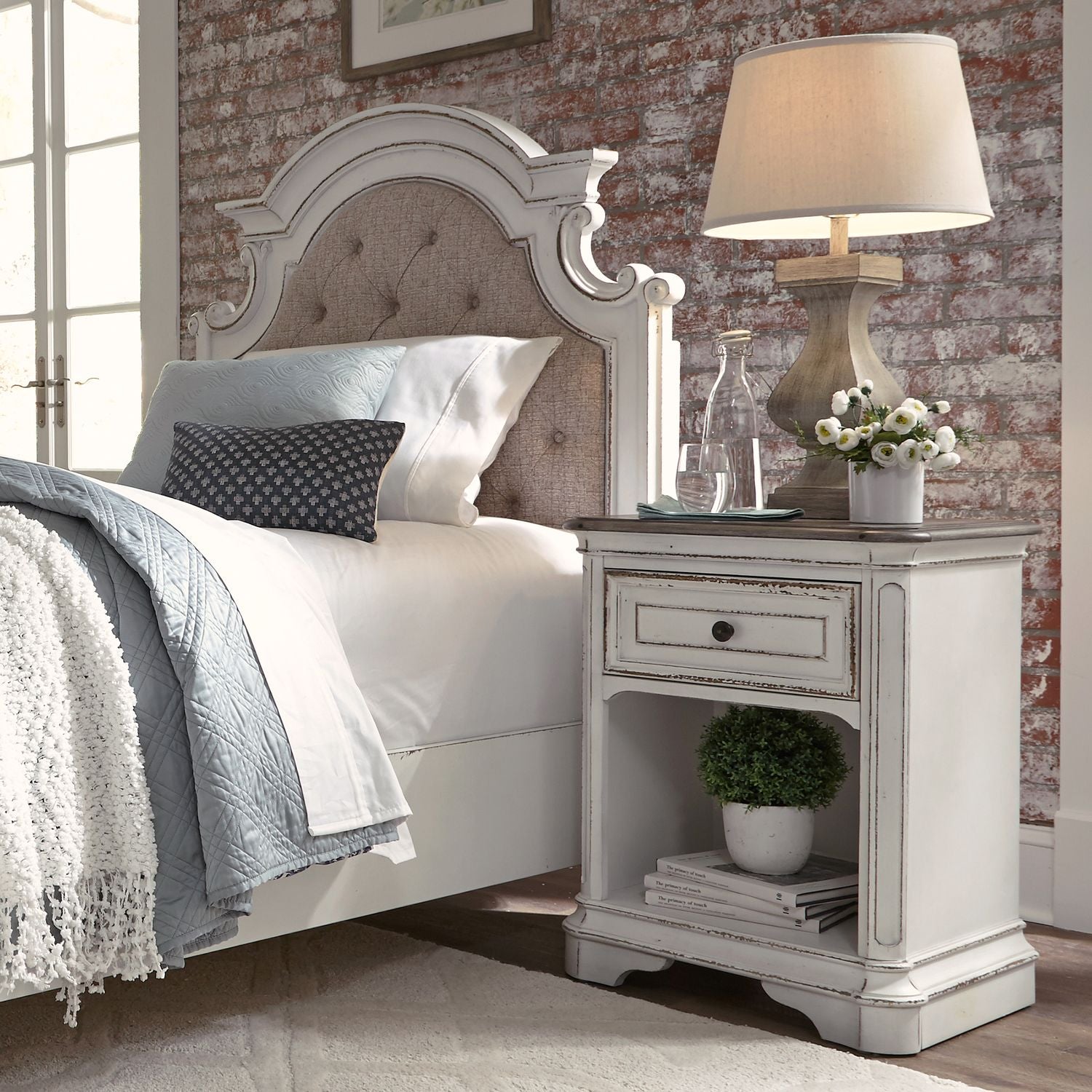 Magnolia Manor 1 Drawer Night Stand in Antique White - Luxury Home Furniture (MI)