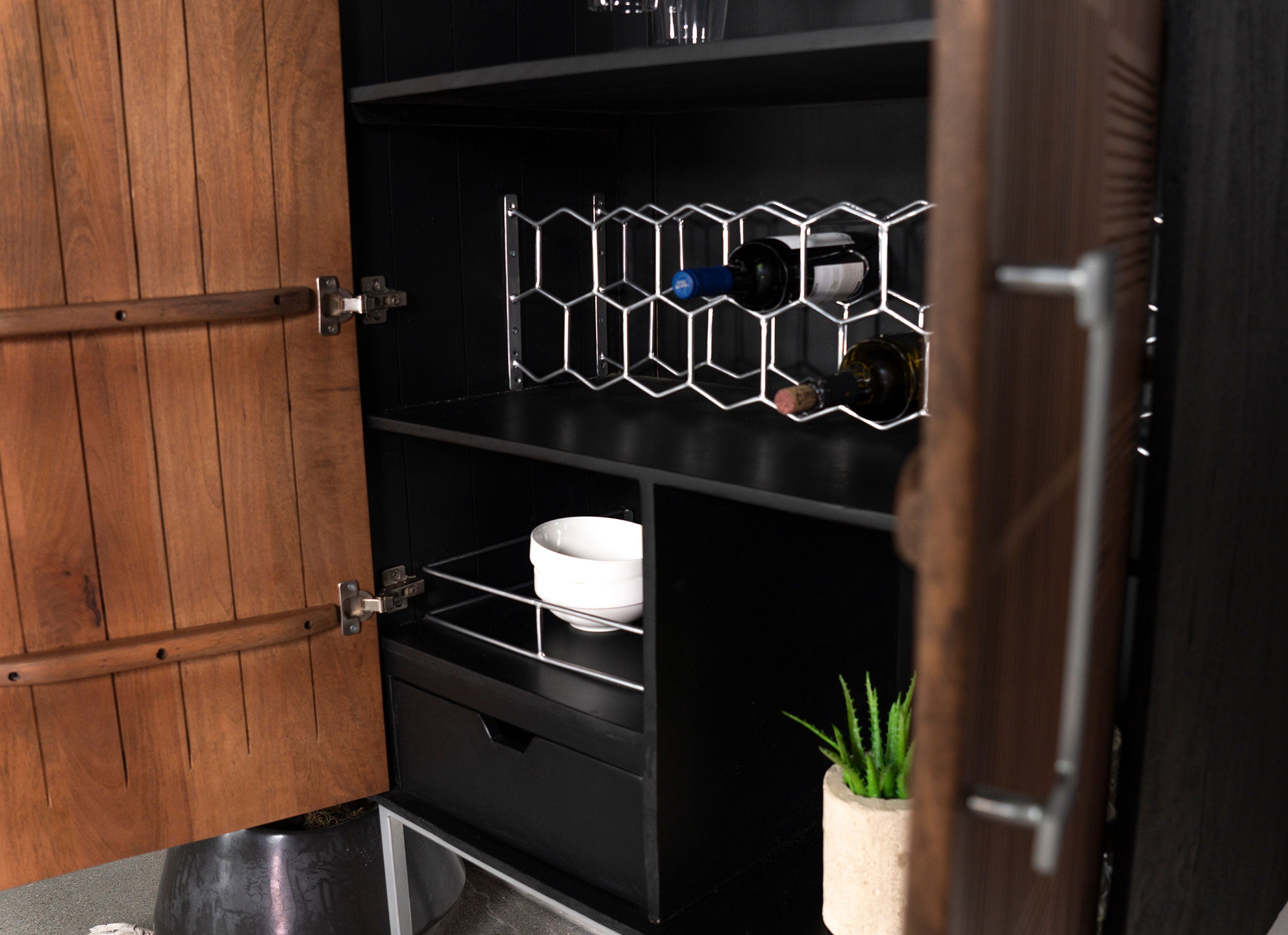 Borman Bar Cabinet - Luxury Home Furniture (MI)