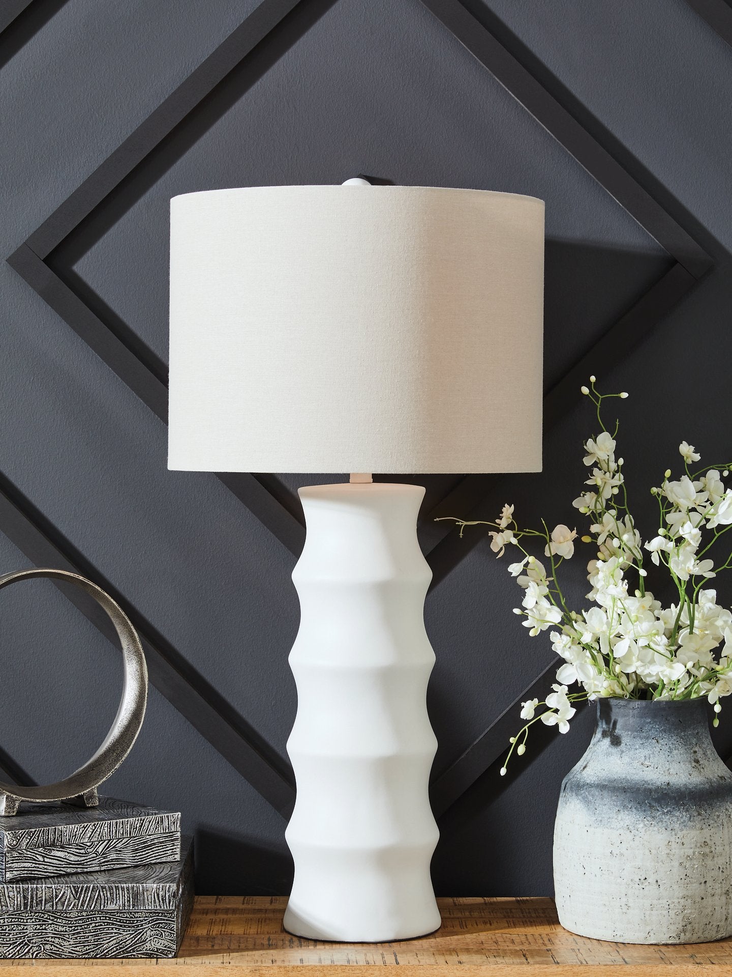 Veraleigh Table Lamp - Luxury Home Furniture (MI)