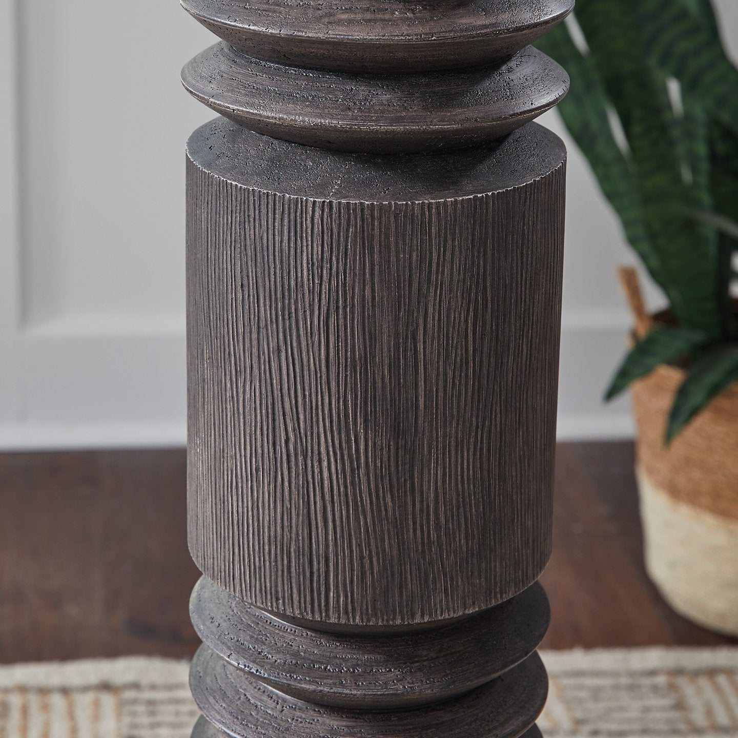 Fainwell Floor Lamp - Luxury Home Furniture (MI)