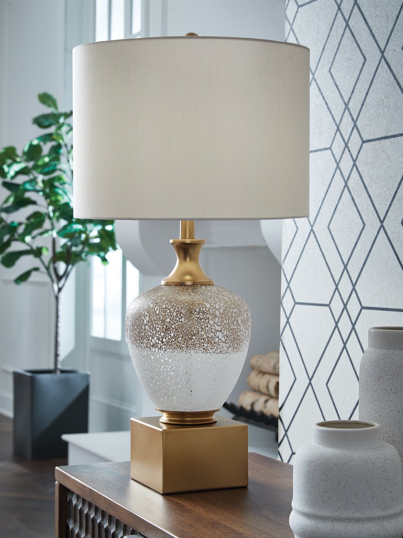 Tavisburg Table Lamp - Luxury Home Furniture (MI)