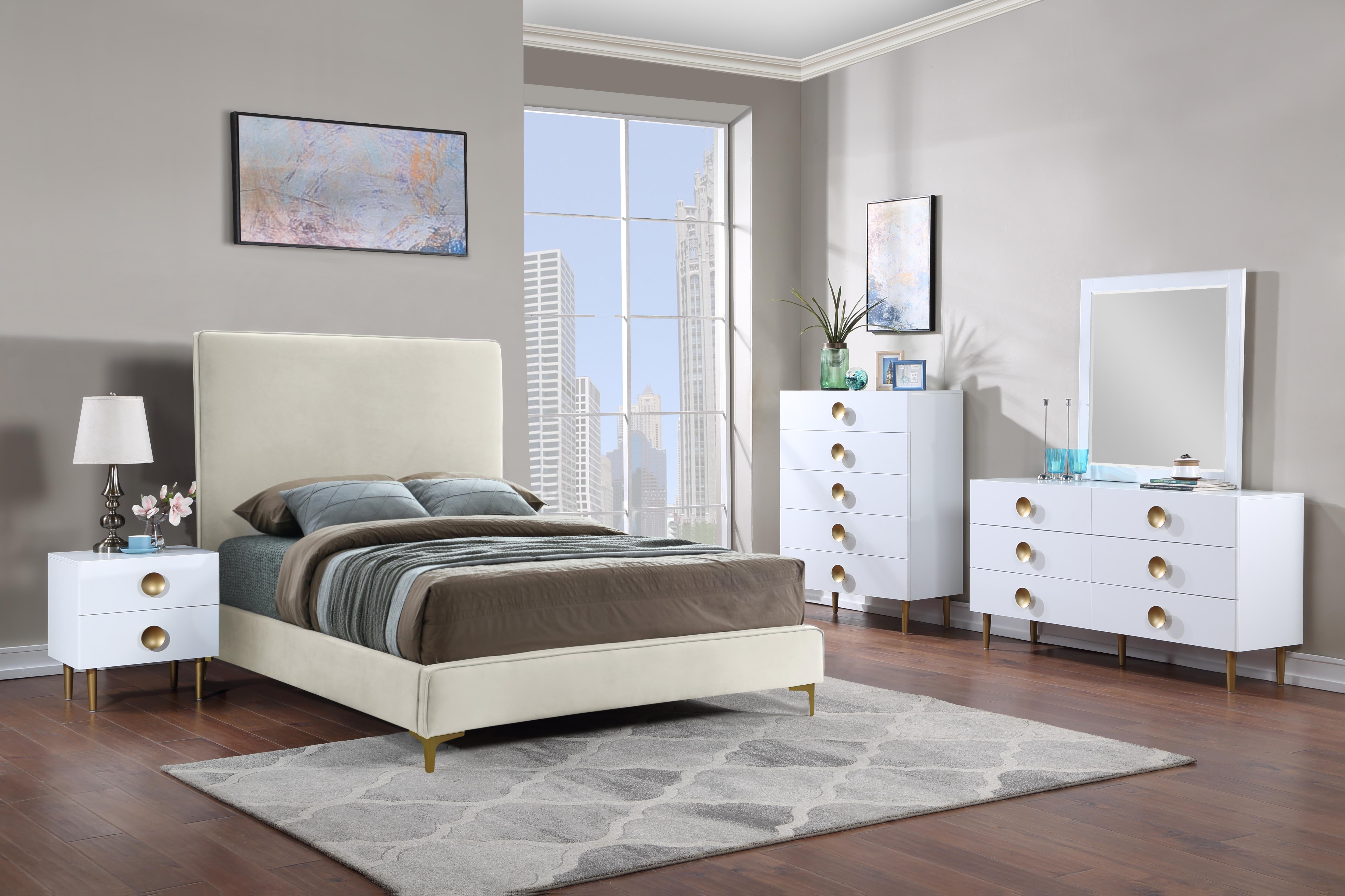 Zayne White Mirror - Luxury Home Furniture (MI)