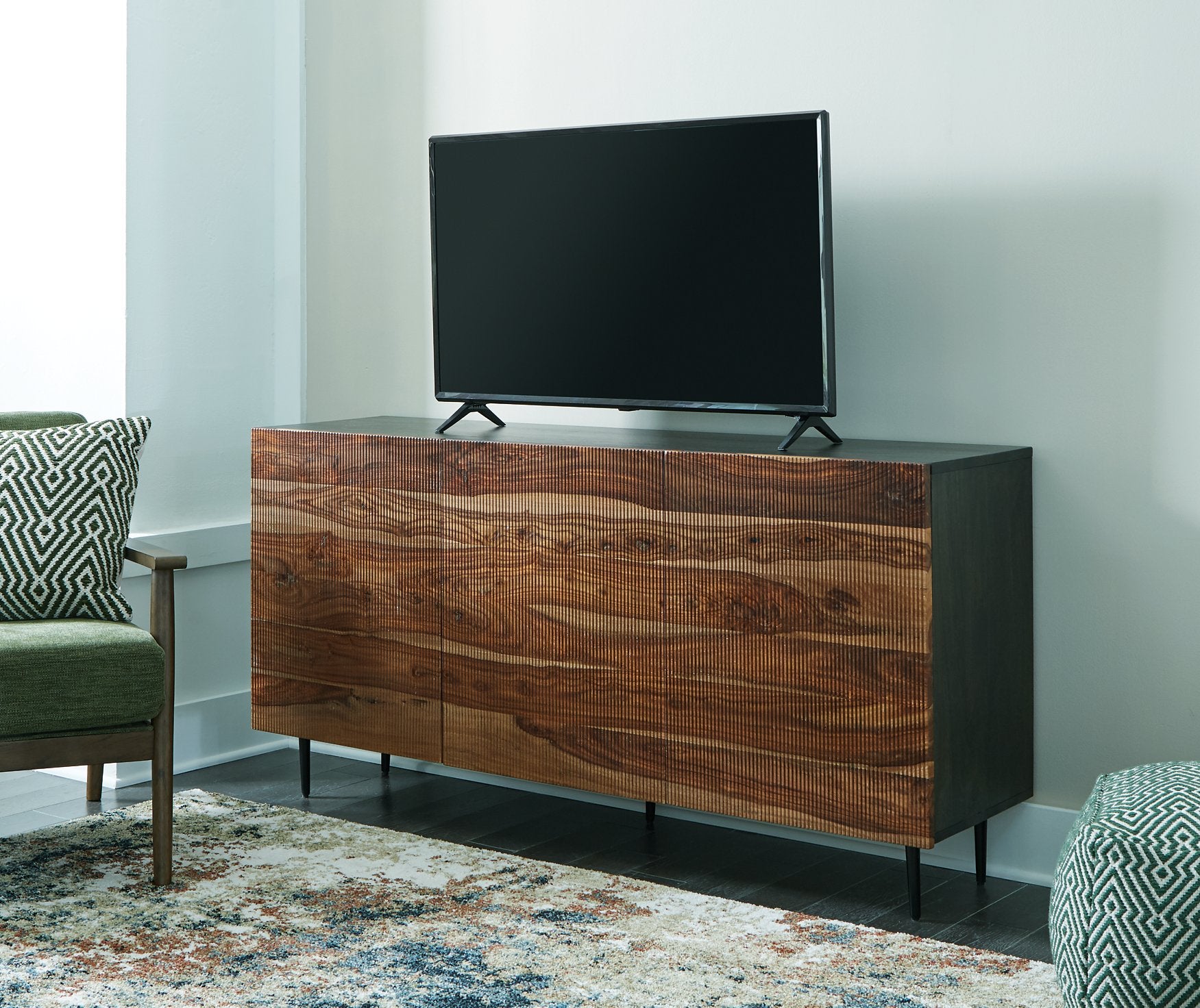 Darrey Accent Cabinet - Luxury Home Furniture (MI)