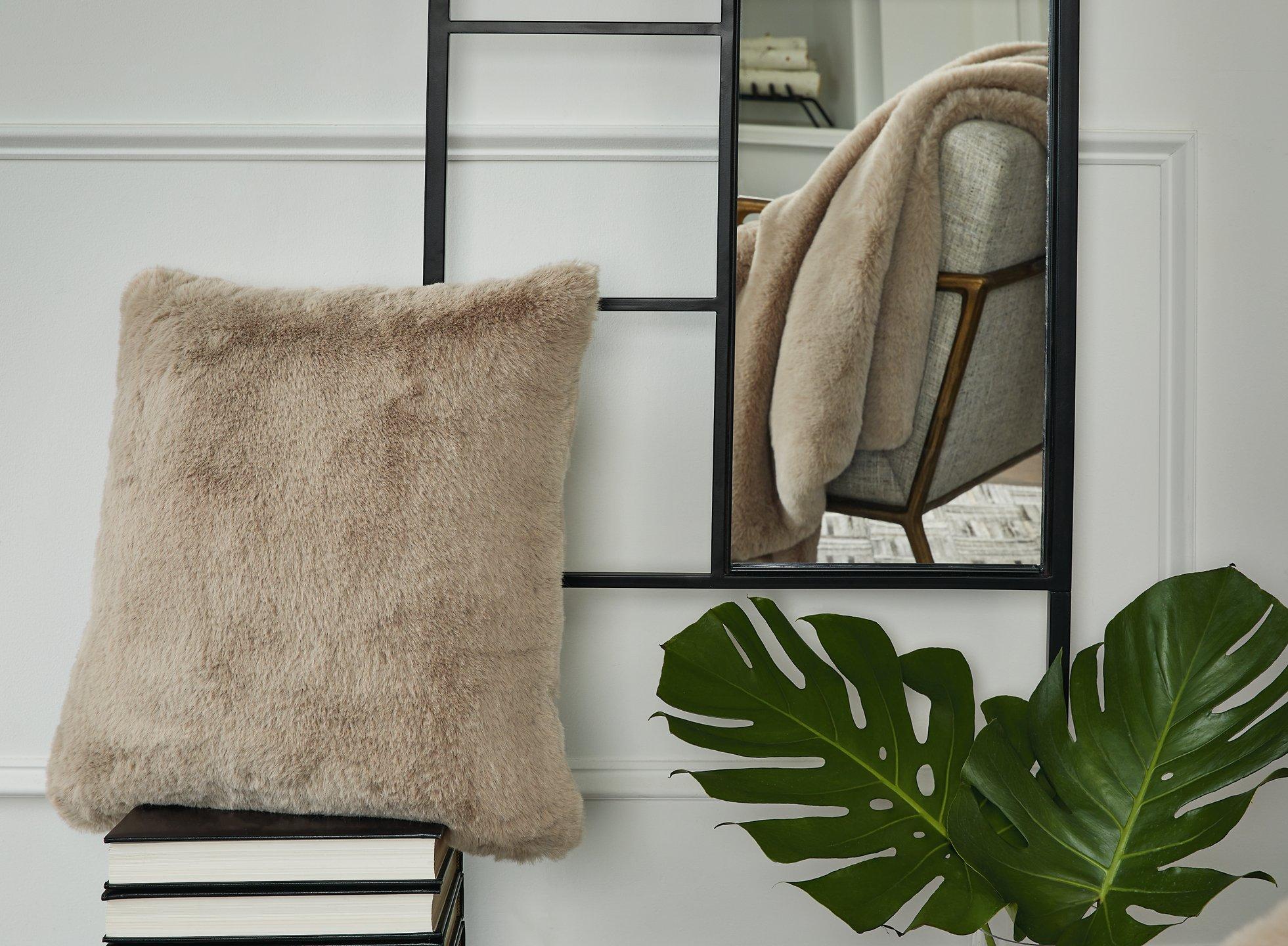 Gariland Pillow (Set of 4) - Luxury Home Furniture (MI)