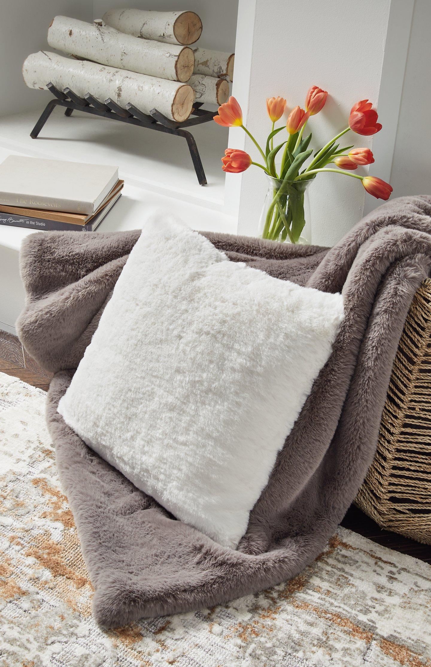 Gariland Pillow - Luxury Home Furniture (MI)