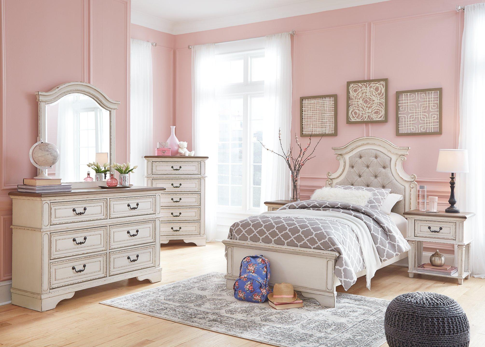 Realyn Nightstand - Luxury Home Furniture (MI)