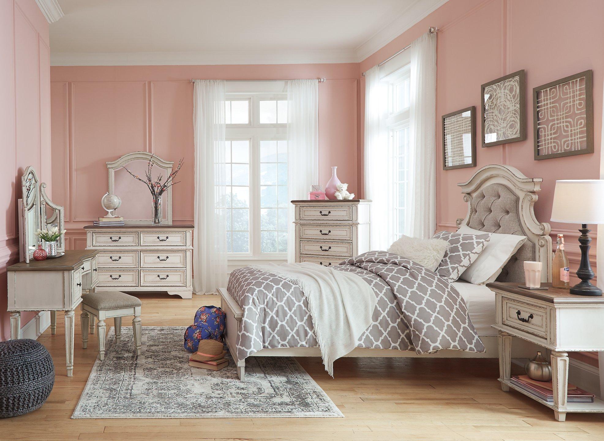 Realyn Nightstand - Luxury Home Furniture (MI)
