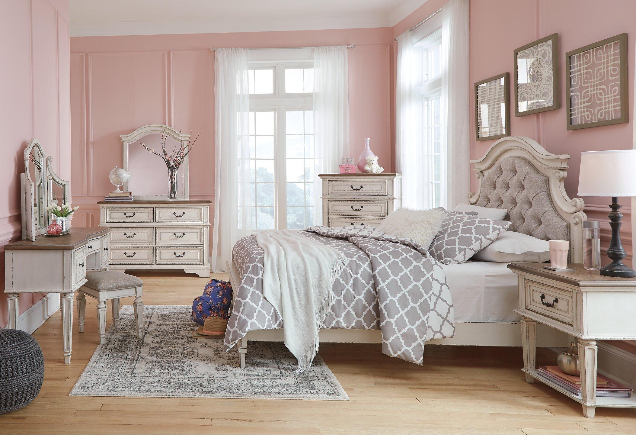 Realyn Chest of Drawers - Luxury Home Furniture (MI)