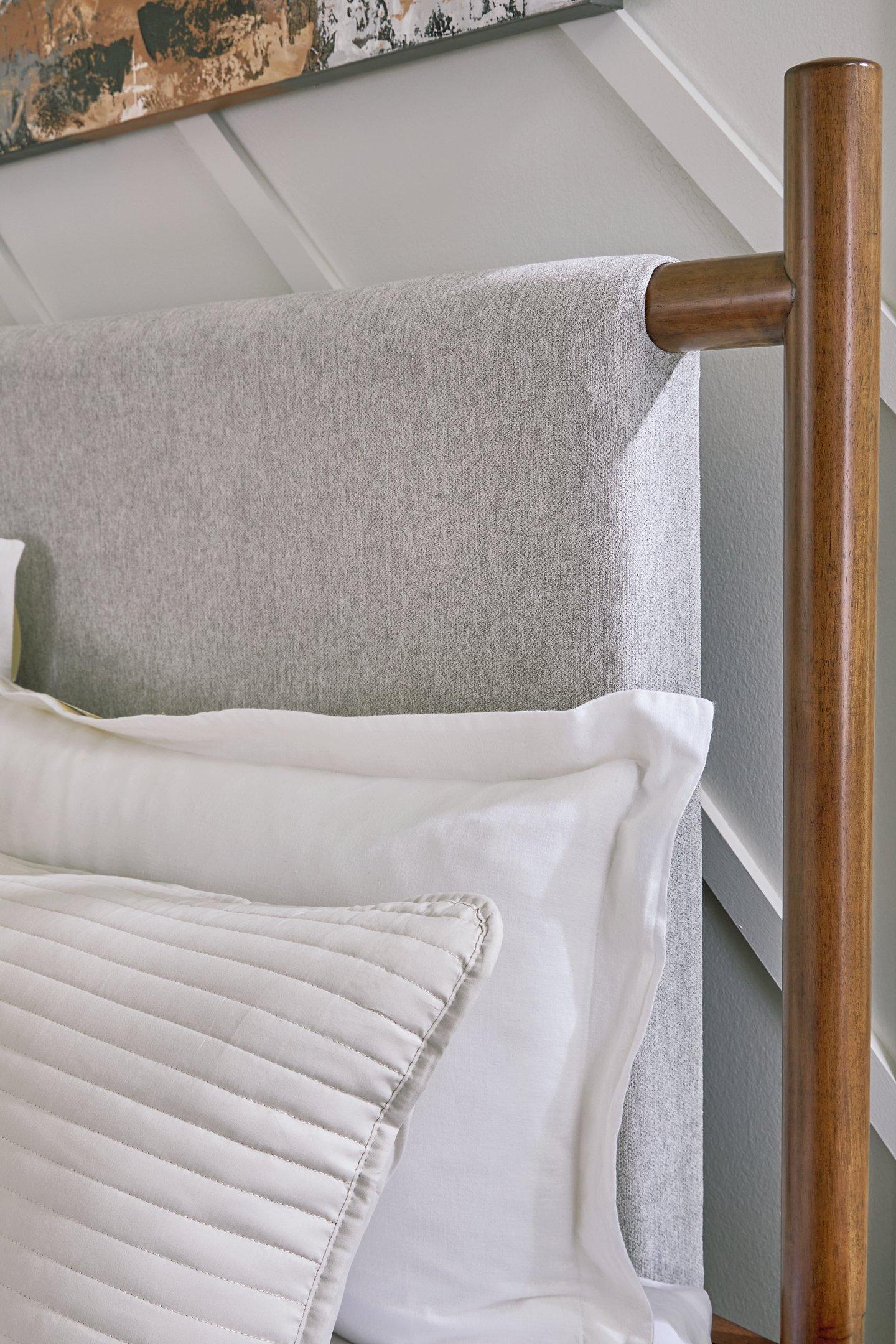 Lyncott Upholstered Bed - Luxury Home Furniture (MI)