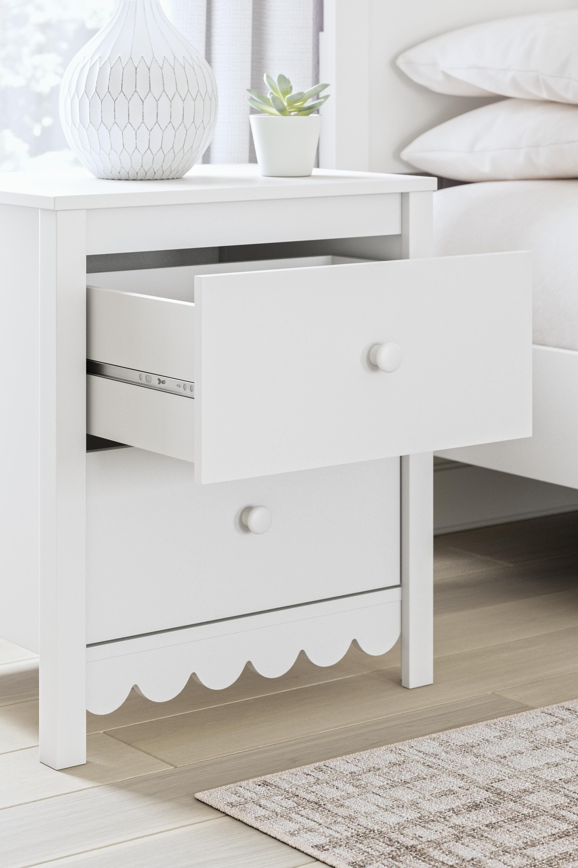 Hallityn Nightstand - Luxury Home Furniture (MI)