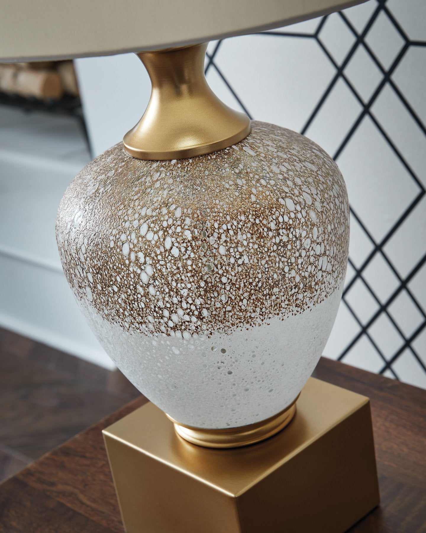 Tavisburg Table Lamp - Luxury Home Furniture (MI)