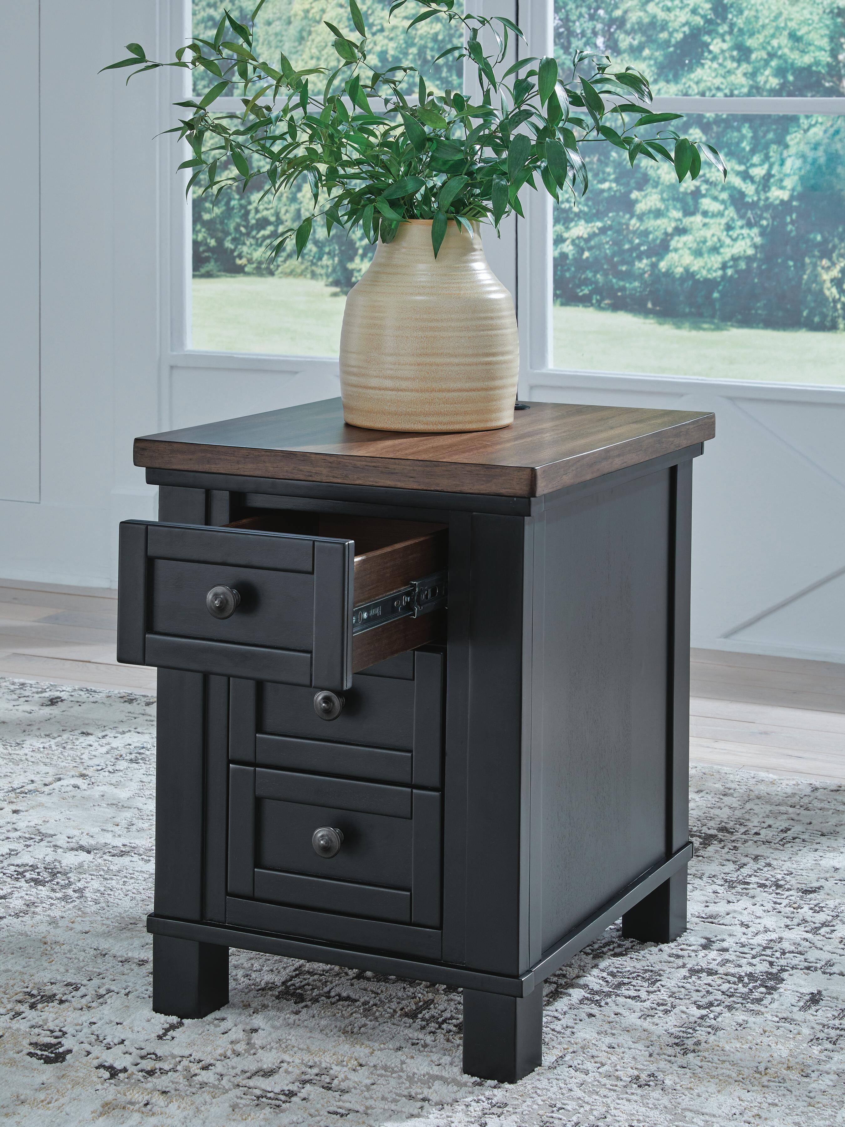 Wildenauer Chairside End Table - Luxury Home Furniture (MI)
